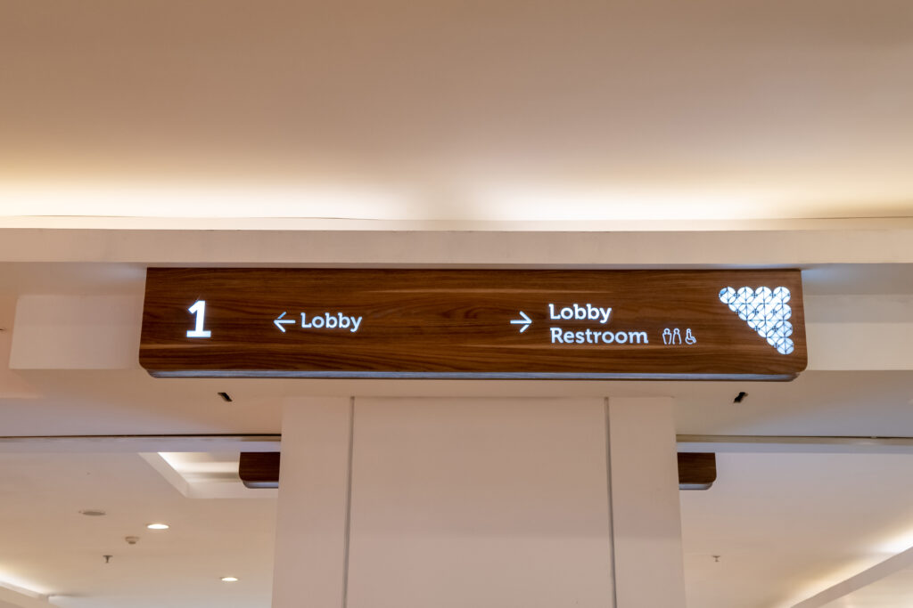 A,Picture,Of,A,Lobby,And,Anrestroom,Sign,Arrow,In